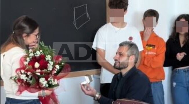 Proposta di matrimonio in classe: sorpresa la prof
